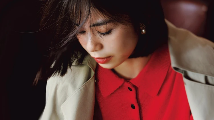 【デザインニットコーデ】知性と個性のいいとこどりしたきれい色ポロが秋の大本命【BAILA今日のコーデ】