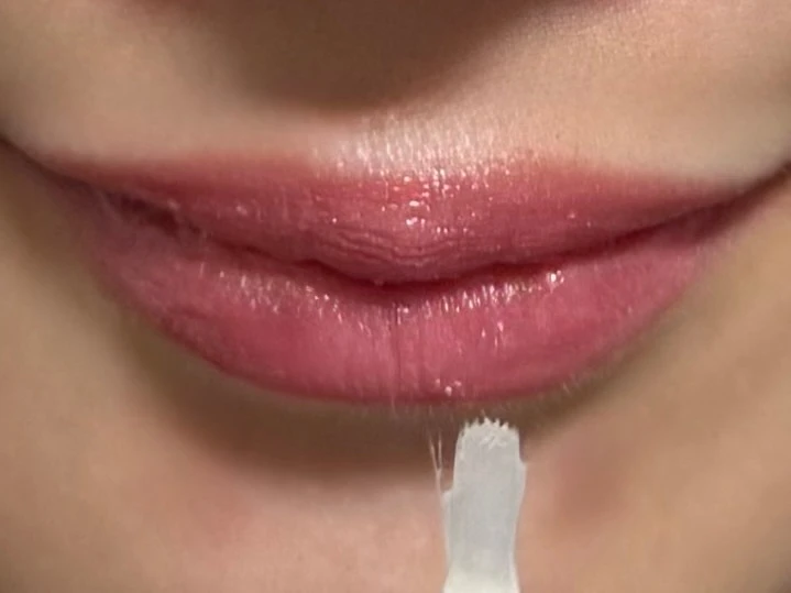 ベースカラーとトップコートを塗った唇　キコミラノ　バズりリップ　KIKOMILANO unlimited double touch 落ちないリップ　オフィスリップ　オフィスメイク