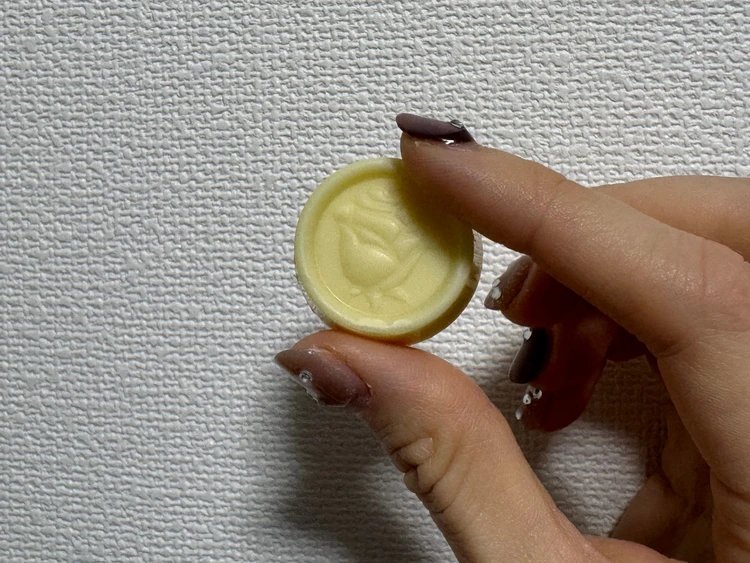 チョコレートを持つ手　バレンタインネイル　オフィスネイル