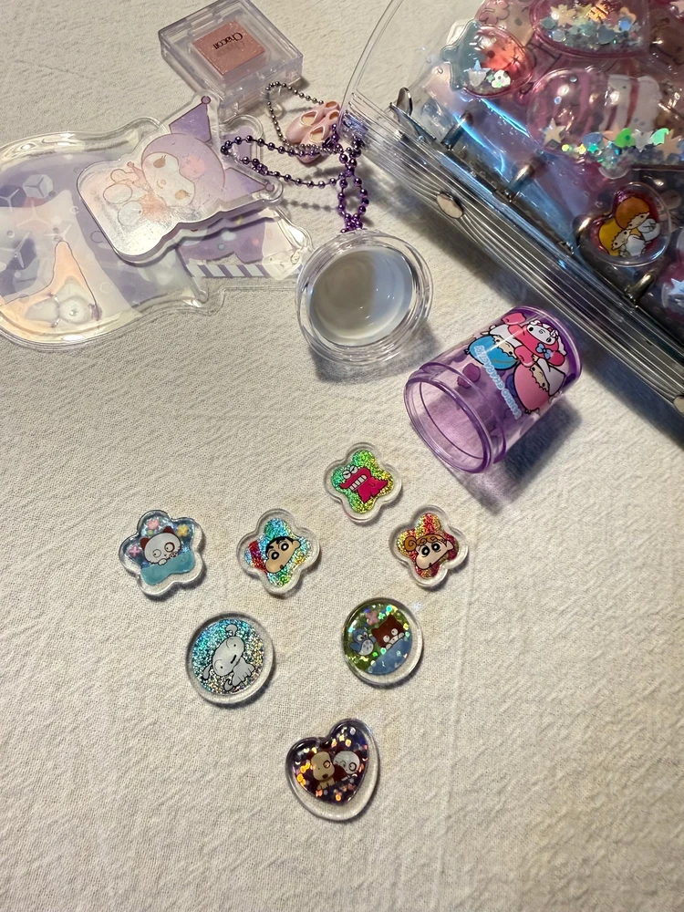 セリアに売っているサンリオのフラッペキーホルダーにシールを入れた様子