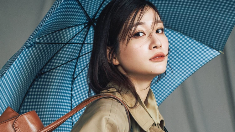 【生見愛瑠さんが着こなすチェック柄】コンサバに甘さをひとさじ♡ 柄小物の取り入れ方