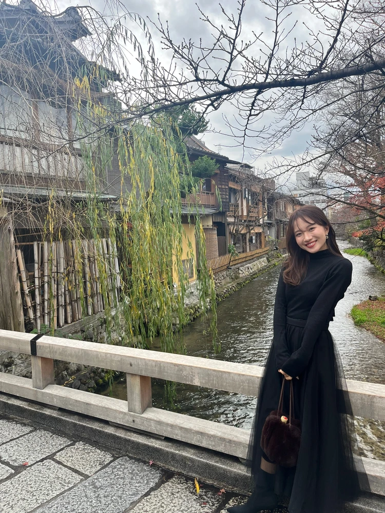 京都の町に馴染むようなシックなモノトーンコーデは、チュール素材で少し抜け感を