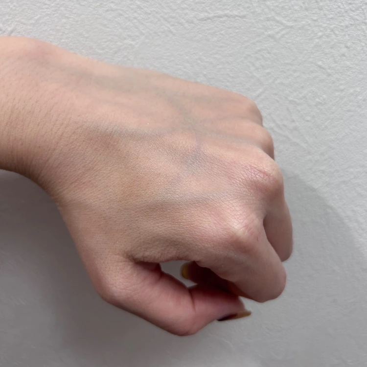 パフでパウダーを手に乗せた写真