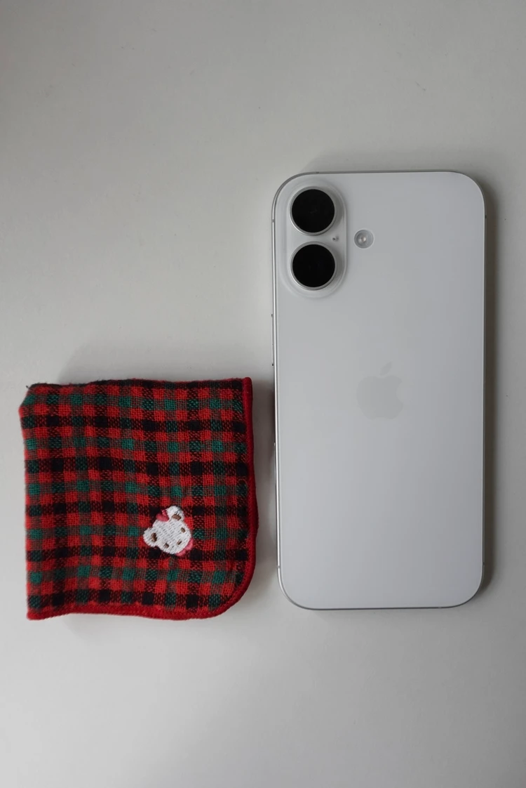 iPhone17とミニハンカチのサイズを比較した様子