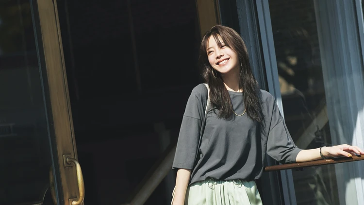 【Tシャツコーデ】光沢パンツ合わせできれいめにまとめて！【BAILA今日のコーデ】