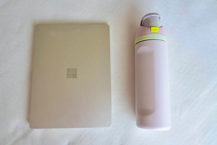 Owala（オワラ）タンブラーとノートPCのサイズ比較