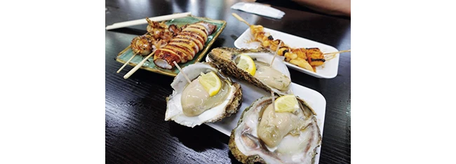 プリプリの岩ガキはクリーミーでうまみたっぷり、イカゲソ焼きは香ばしくジューシー。旅のラストにふさわしい一品でした。