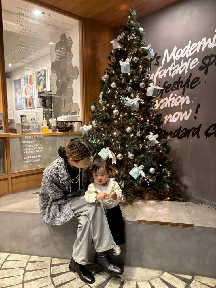 標準カフェ＆ギャラリー服部緑地公園店のクリスマス装飾ツリーとイルミネーション