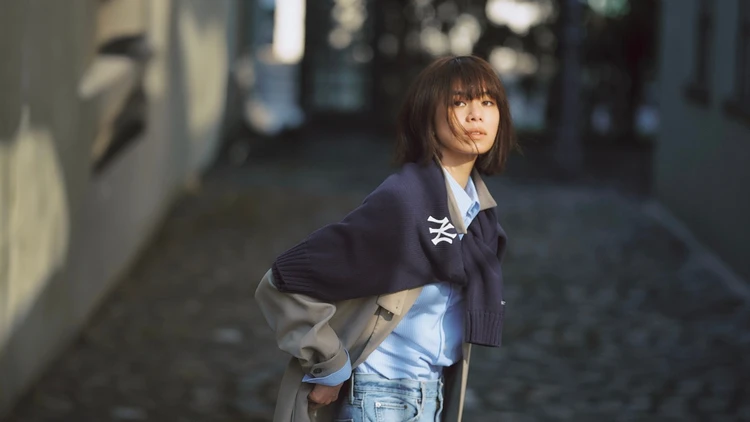 【トレンチ×デニムコーデ】コートの上から巻いたニットが洗練のカギに【BAILA今日のコーデ】