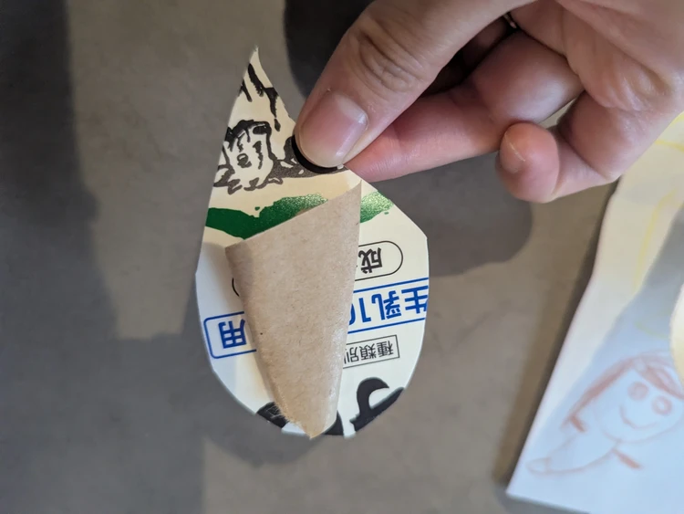 切り取ったお化けの裏にズレないようにテープを貼ります