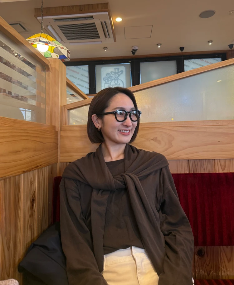 UNIQLOウェリントンサングラスをかけた30代女