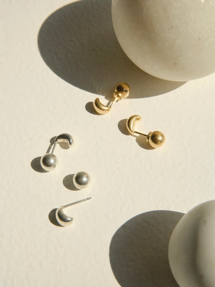 〈Halo〉ピアス 左 ￥47,300 / ピアス 右 ￥253,000