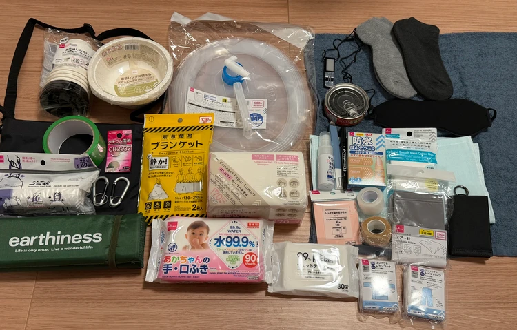 ダイソーで揃えた衛生用品や雨具、救急用品など防災リュックの中身