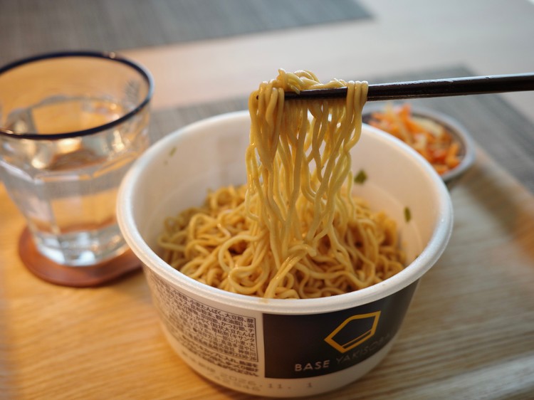 BASE FOODの焼きそばの麺を持ち上げた写真