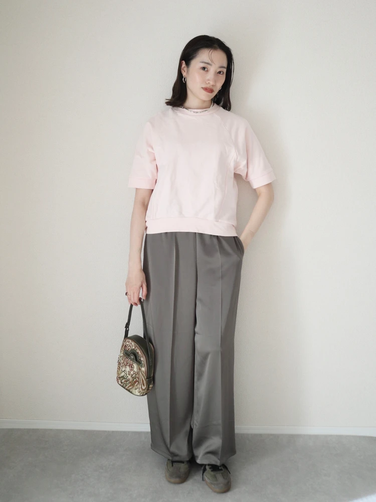 PLST　プラステ　サテンイージーパンツ　休日　カジュアル　スニーカー　パンツ　コーデ