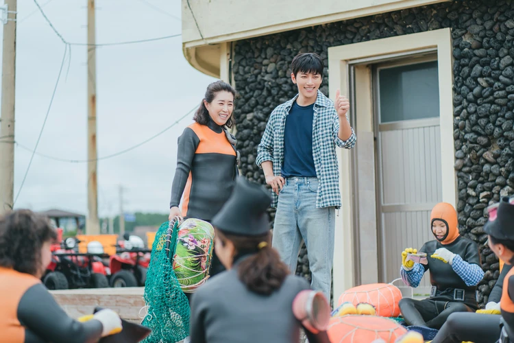 サムダルリへようこそ サムダルの母ミジャ(キム・ミギョン)とヨンピルと海女仲間たち