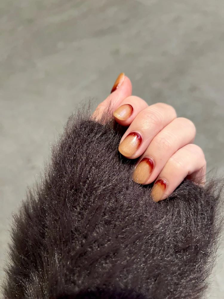 ブラウンとキャメルを使ったグラデーションの冬ネイル。ちぐはぐネイル。