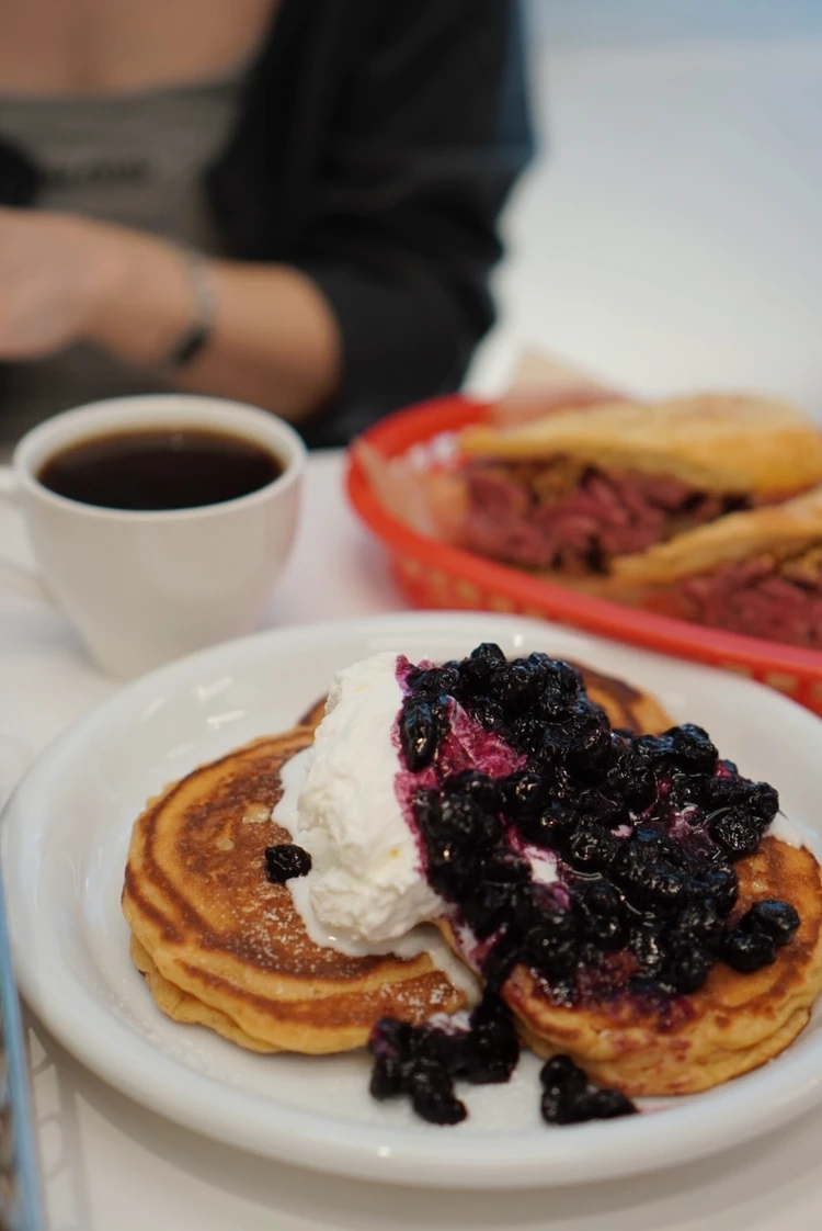 週末のご褒美モーニング♩行列必至の【FLAPJACK'S】で味わう本場アメリカンパンケーキ_4