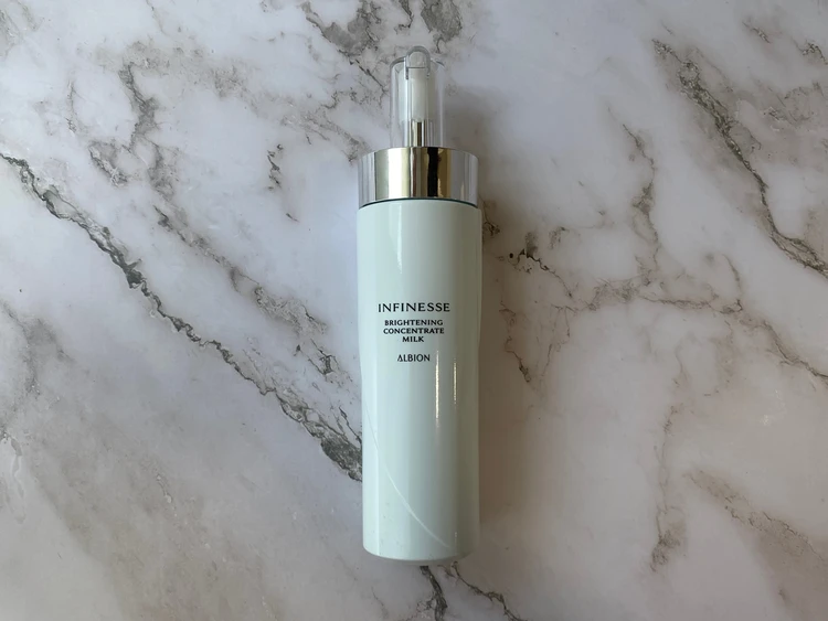 ALBION アンフィネス ブライトニング コンセントレート ミルクの物撮り