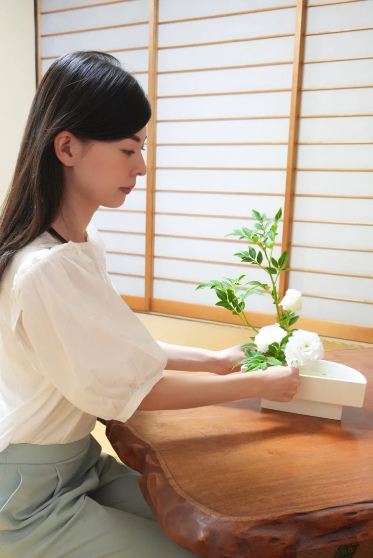 枝の高さと広がりを整えた生け花
