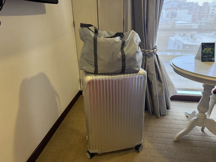 【世界 100 か国以上旅する旅人おすすめ！】スーツケースからずり落ちる悩みを解決！｜ ４ SPRINGS ずれないキャリーオンバッグが旅を快適にしすぎた_1