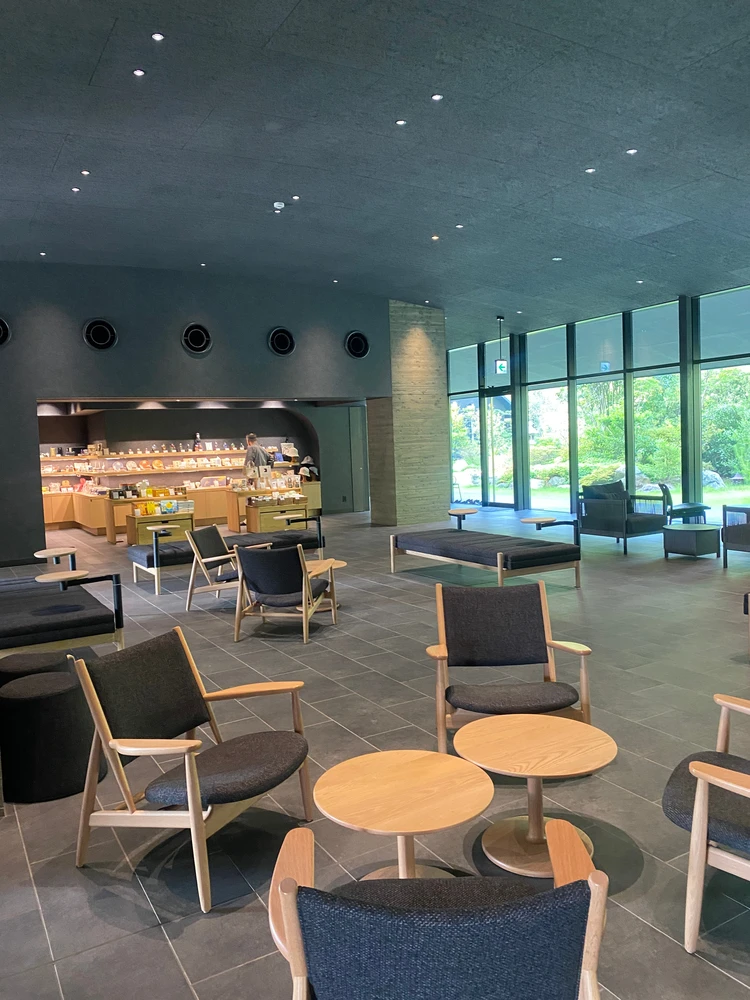 エントランスには机とソファー、売店も見えます