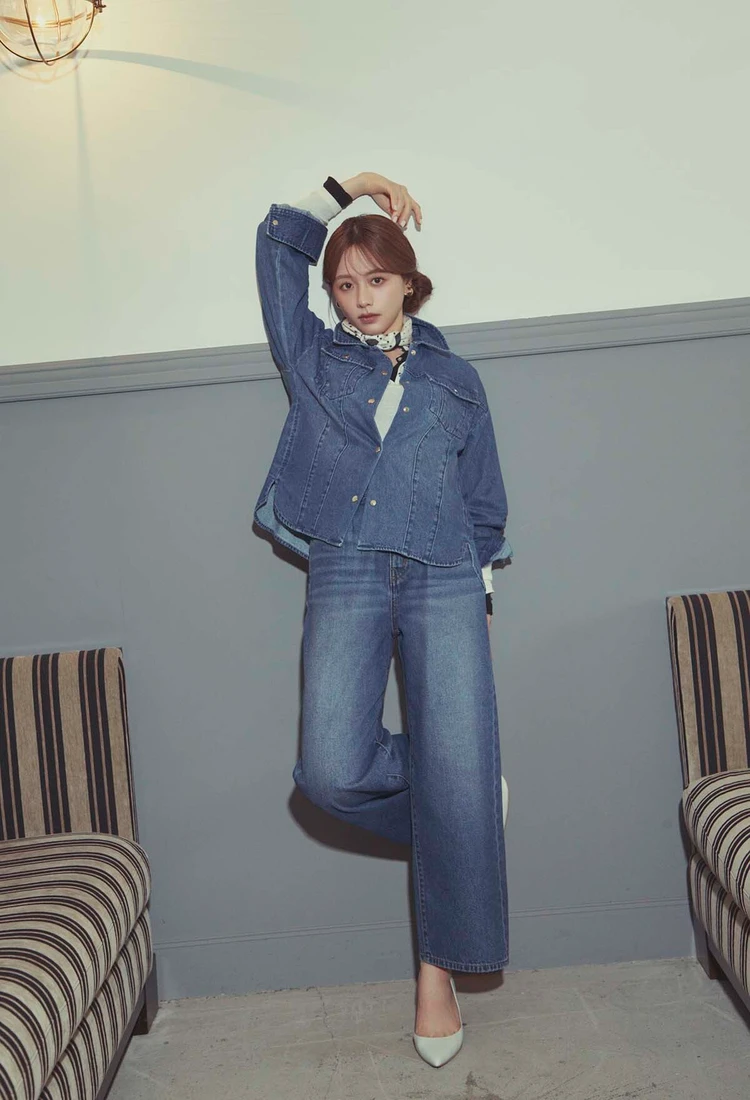 Double-Pocket Light Denim Shirt Jacket　¥14,300 One-Tuck Wide Denim Pants　¥15,400 Cotton Silk Henley Top　¥11,000 Variation Silk Scarf　¥6,600