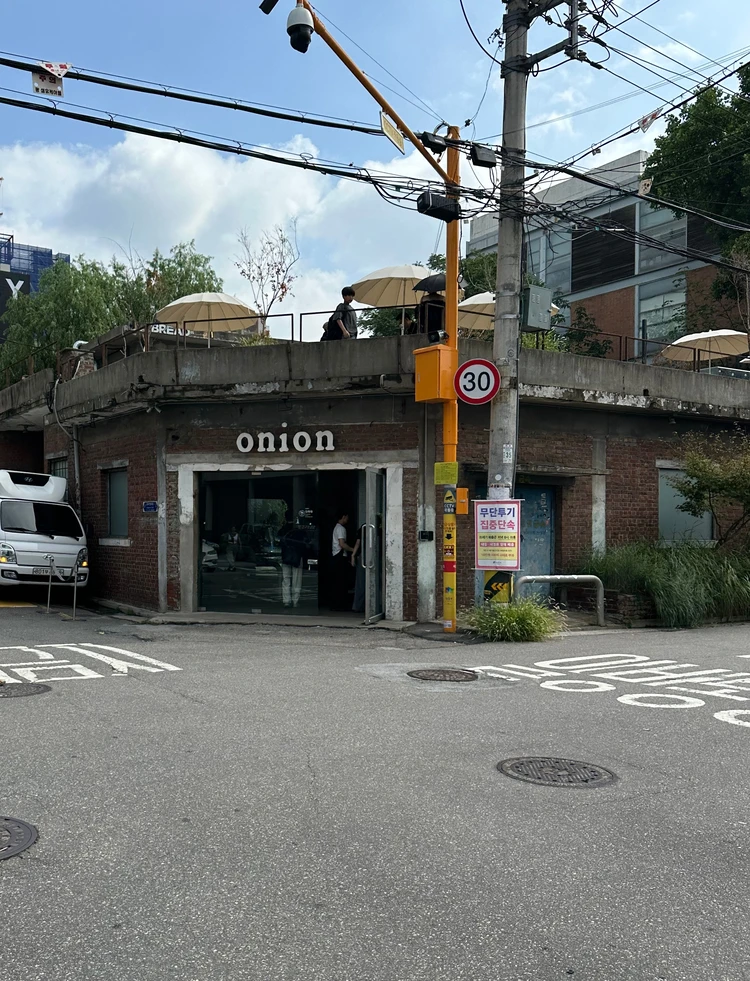 【韓国・聖水(ソンス)】〈Cafe Onion〉で味わう“工場リノベ×焼きたてパン”｜ソウルの人気ベーカリーカフェ完全ガイド_2