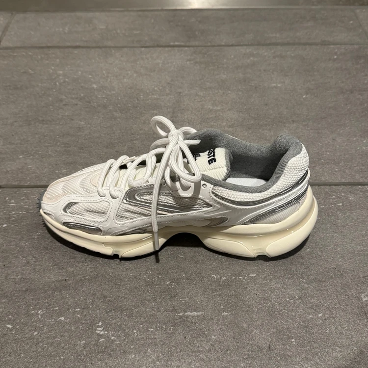 履くだけでコーデがまとまる！ラコステの白スニーカー_3_1