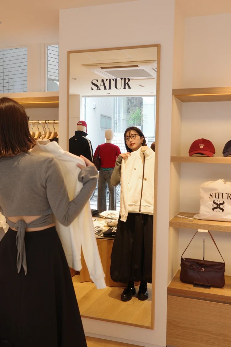 ホワイトトラックジャケット　東京ロゴジャケット