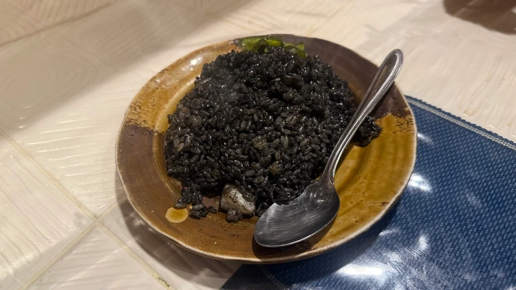 石垣島ひとし本店のいかすみチャーハン　ハーフ