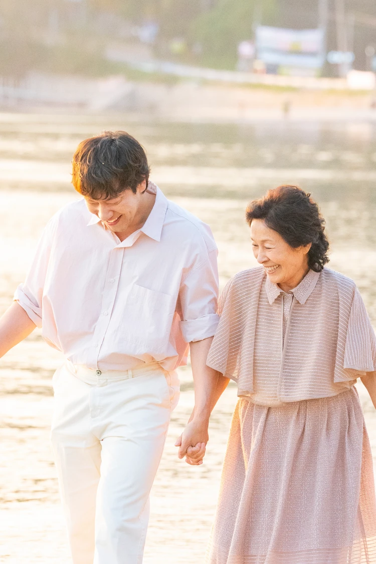 ドラマ　君は天国でも美しい　天国で再会した80代のヘスクと30代の夫ナクジュンの写真