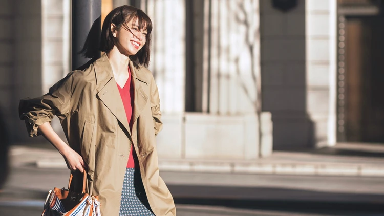 【憧れパンプスコーデ】つややかな赤パンプスで春の着こなしに自信【BAILA今日のコーデ】