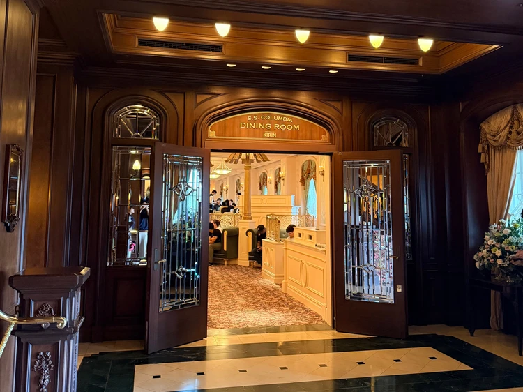 S.S.コロンビア・ダイニングルームの入口。