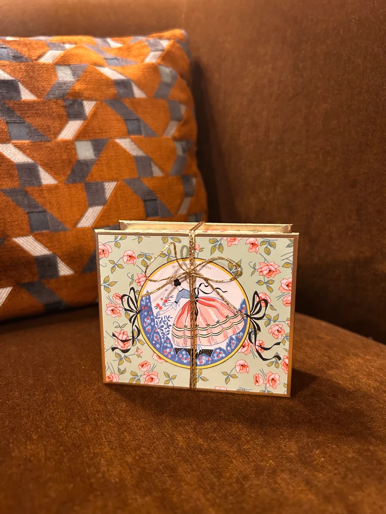 ベルギー王室御用達Mary Chocolatierの花柄ギフトボックス