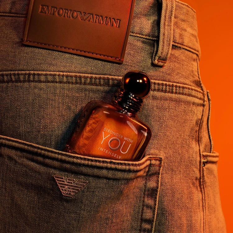 エンポリオ アルマーニ　ストロンガー ウィズユー インテンスリーをポケットに
