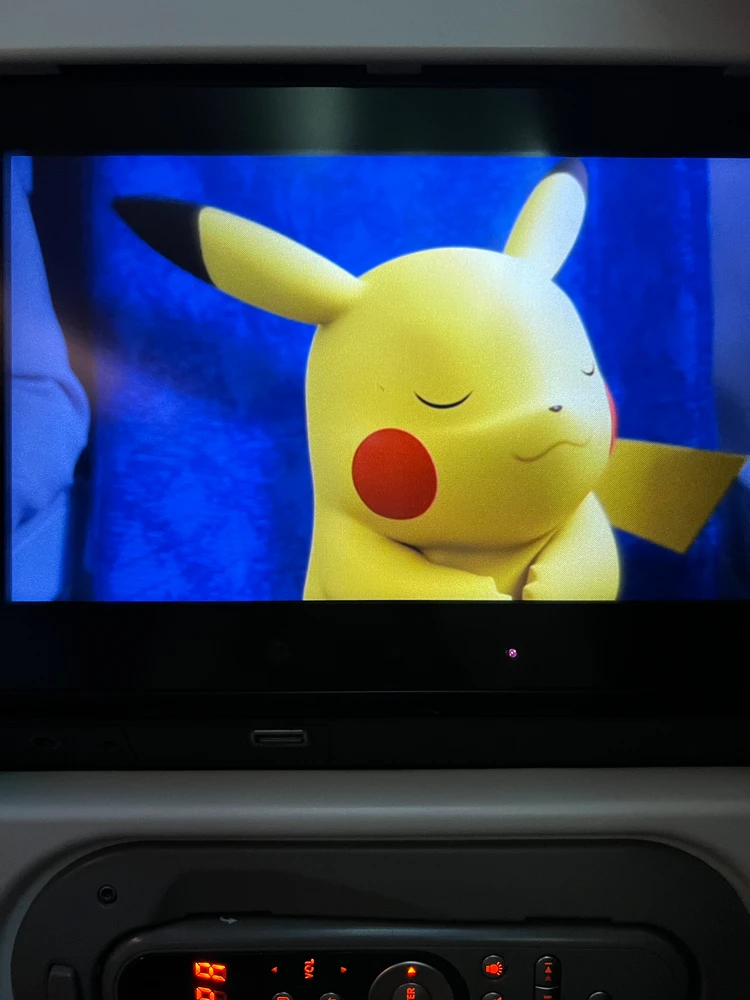 飛行機に乗っているピカチュウ