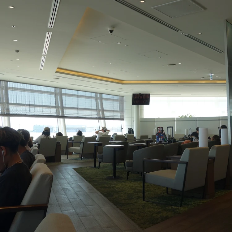 明るく開放的なTIAT LOUNGEの全景とゆったりとしたソファ席⁠