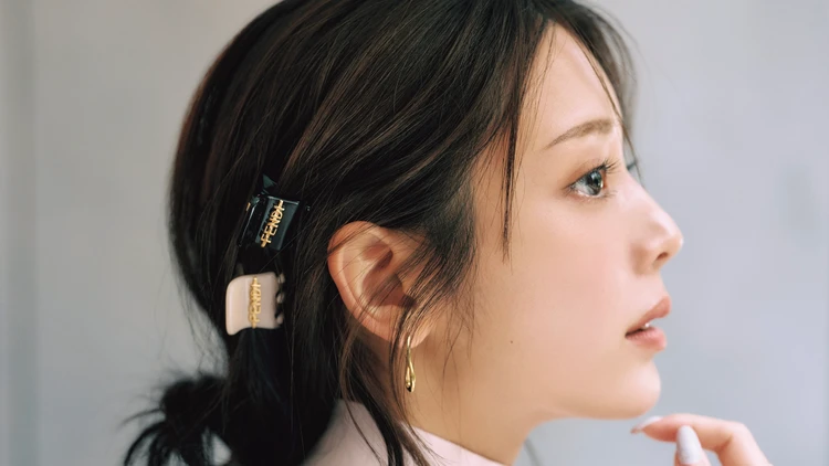 【大人のヘアアクセコーデ】ふとした横顔に凜とたたずむ、気品と遊び心に見とれる【BAILA今日のコーデ】