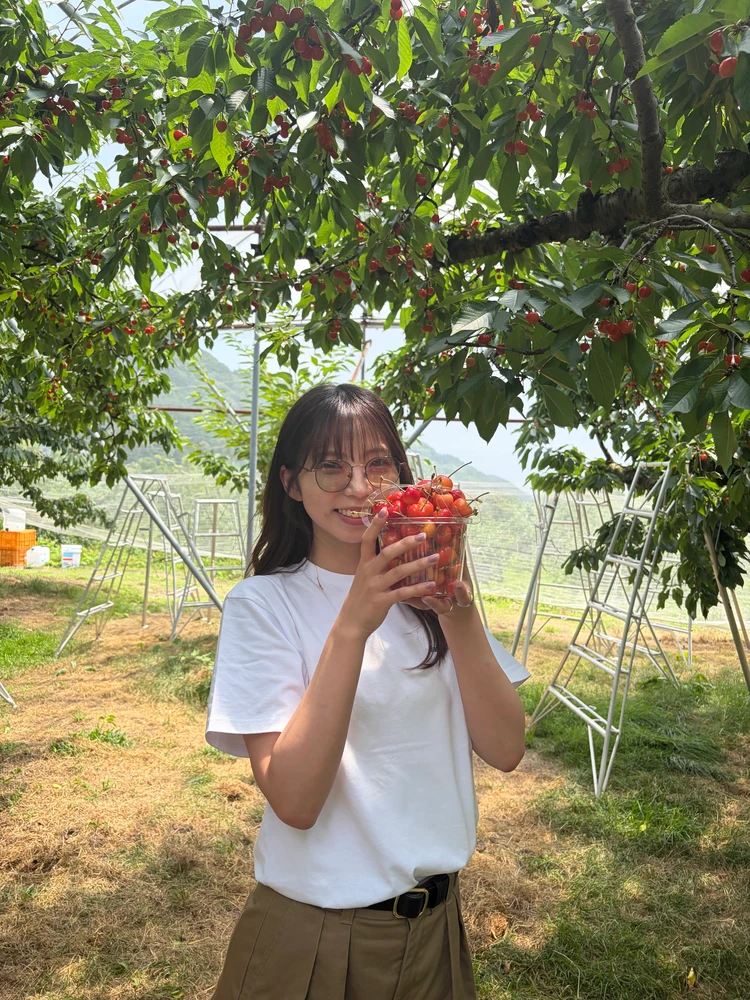 さくらんぼを持っている写真