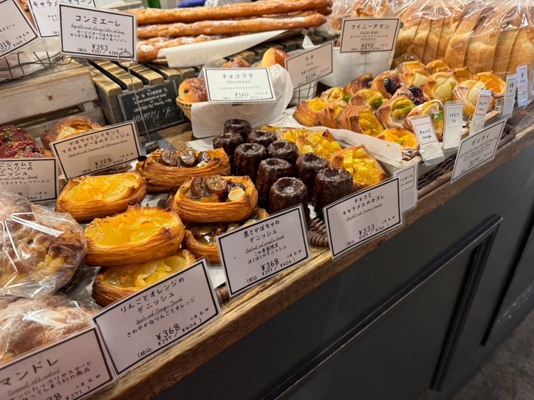 店内に並ぶパンやデニッシュ　TRASPARENTE トラスパレンテ　トラスパレンテ店内　中目黒グルメ　中目黒パン屋　中目黒人気店　中目黒ベーカリー　おすすめモーニング