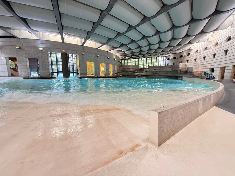 リゾナーレ八ヶ岳 全天候型プール「イルマーレ」