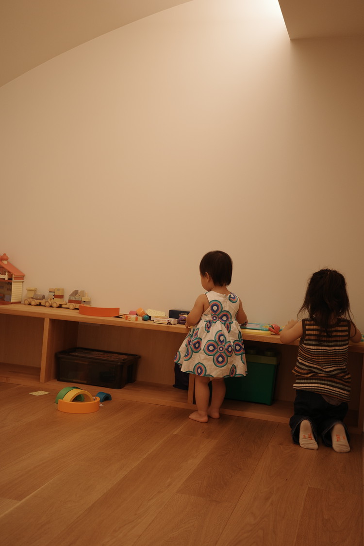ENINARUのキッズルームで木のおもちゃで遊ぶ子どもたち