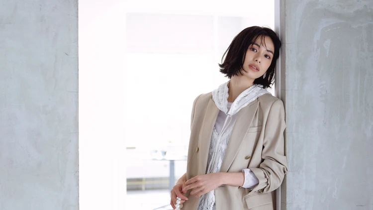 【ジャケットコーデ】レースを合わせ大人の可愛げをトッピング【BAILA今日のコーデ】