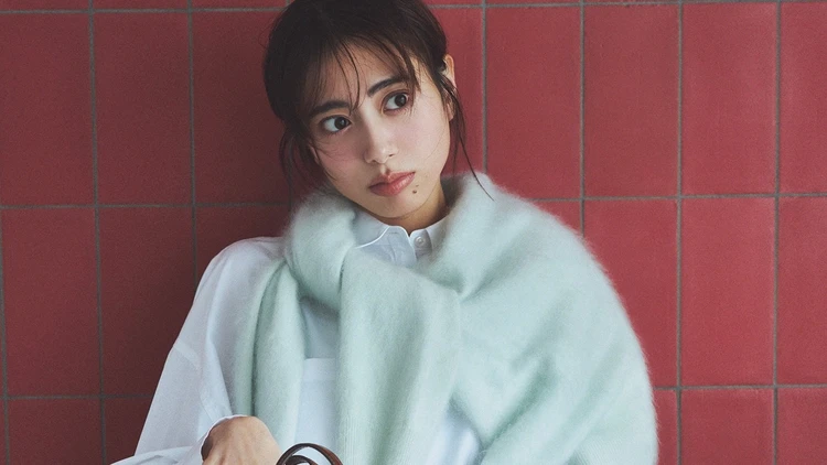 【肩かけカーディガンコーデ】ひと巻きで洒落感も防寒も欲張りに！【BAILA今日のコーデ】