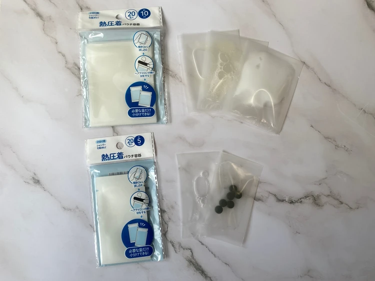 錠剤、シャンプー・リンス、化粧水、クレンジングオイルをパウチさせて撮った写真