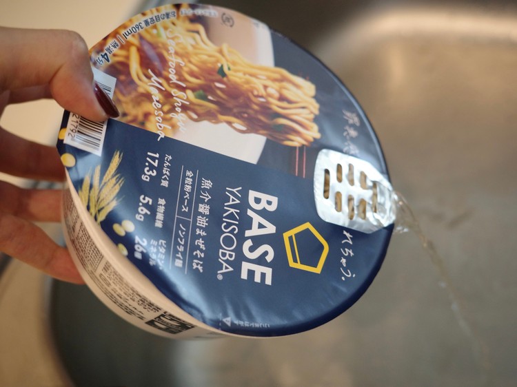調理中のBASE FOODのカップ焼きそば