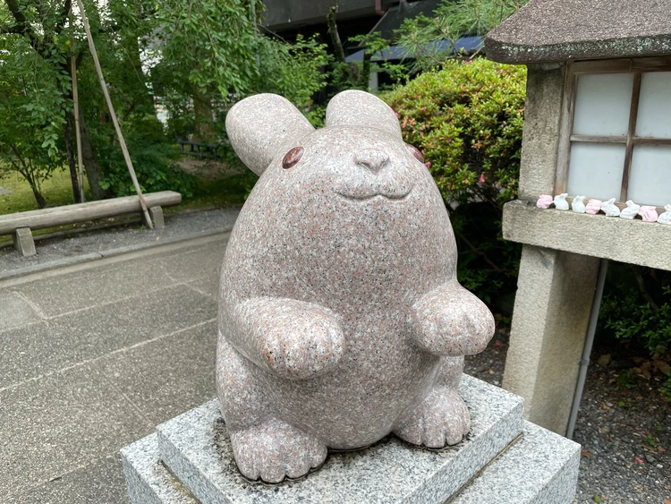 安産祈願は京都の岡崎神社へ　 かわいいうさぎに囲まれて家族3人の幸せを願うひととき_2