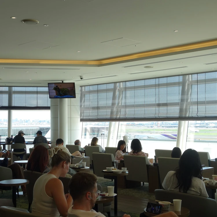 ⁠滑走路と飛行機が一望できるTIAT LOUNGEの窓際席⁠