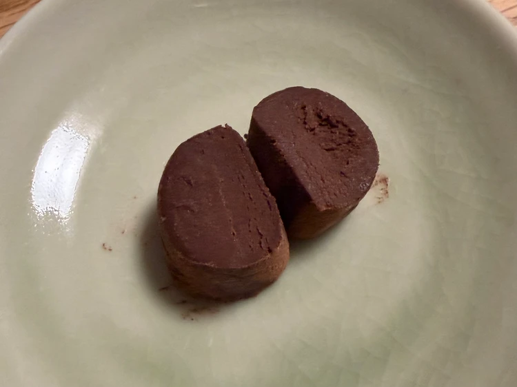 濃厚でなめらかな質感がわかるゴディバ監修「生チョコ」の断面